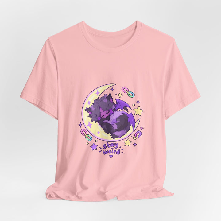 Stay Weird T-Shirt – Schlafendes Fledermaus-Kätzchen auf dem Mond, Pastell