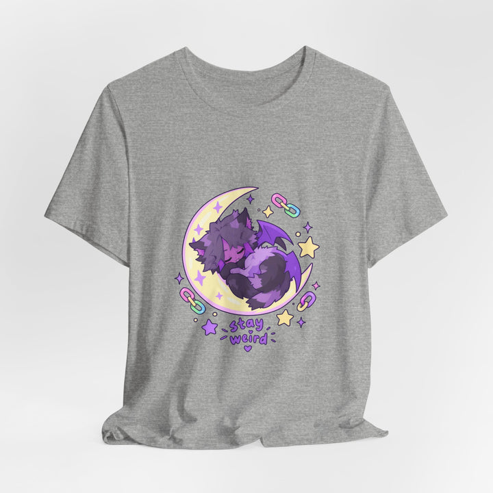 Stay Weird T-Shirt – Schlafendes Fledermaus-Kätzchen auf dem Mond, Pastell